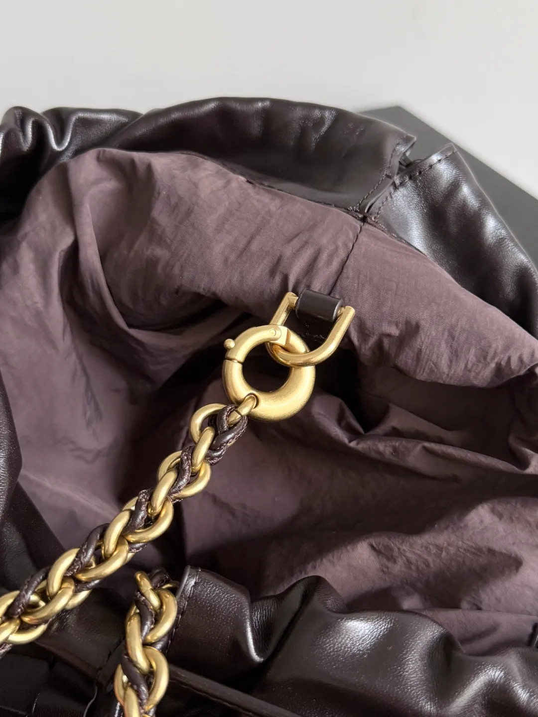 Batch 1680 BOTTEGA VENETA 2025 new women's Dustbag Notte clutch. Dustbag, which has been very popular since its launch, has a chain clause! ! The hand-carrying method is reminiscent of the classic bag type Pouch , light and elegant, the reserved drawstring design allows the bag to be used as an armpit bag, and the chain is longer, which is very suitable for sisters who like to free their hands and carry cross-body backpacks. No matter which way you carry it, you can change the back according to the occasion and your mood that day. It can make the overall outfit more fashionable🪄🪄The body of the bag has also been widened. It is the rainy season and the weather is hot. The bag can easily accommodate a small umbrella and water bottle. The lining is made of nylon, which is light and comfortable to carry, and is very suitable for summer use. Style number: 839394 Size: 33*19*8cm